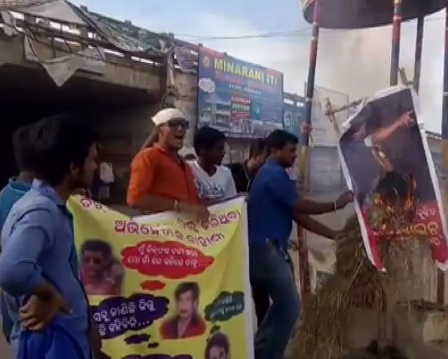  ଓସ୍କାର ସହ ପପୁ ପମପମଙ୍କ ଲିଙ୍କ ପରେ ତେଜିଲା ଅସନ୍ତୋଷ : ବାଲେଶ୍ୱରରେ ପୋଷ୍ଟର ପୋଡିଲେ ଛାତ୍ର କଂଗ୍ରେସ
