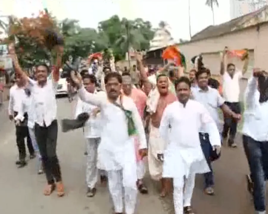  ବରଗଡର ରୋଷ ପୁରୀରେ ପ୍ରତିଫଳନ : ମୁଖ୍ୟମନ୍ତ୍ରୀଙ୍କ ଗସ୍ତକୁ ବିରୋଧ କରି ବିଜେପି କର୍ମୀଙ୍କ କଳାପତାକା ପ୍ରଦର୍ଶନ
