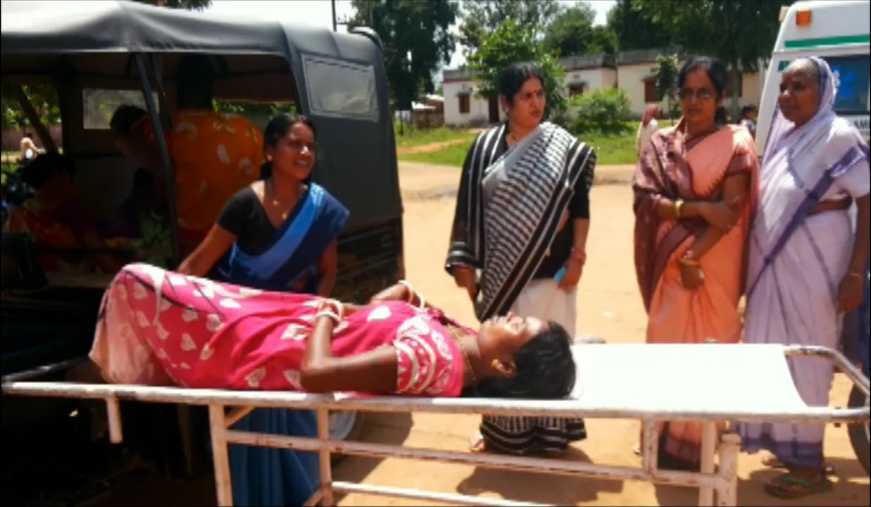  ନବରଙ୍ଗପୁରର  କରୁଣ ଚିତ୍ର : ଆସିଲାନି ଆମ୍ବୁଲାନ୍ସ ଅଟୋରେ ଗଲେ ପ୍ରସୂତି