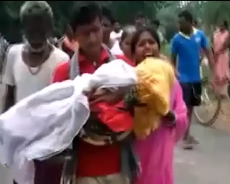  ଦାନଙ୍କ ପରେ ଦୀନବନ୍ଧୁ : ଓହ୍ଲାଇଦେଲା ଆମ୍ବୁଲାନ୍ସ, ଝିଅର ମୃତଦେହ ଧରି ବାପା ଚାଲିଲେ ୬ କିଲୋମିଟର