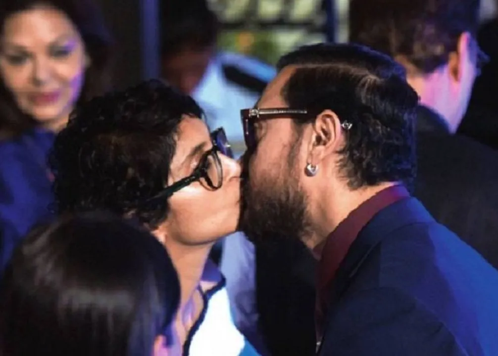  ମିଡିଆ ଆଗରେ ନିଜ ପତ୍ନୀ କିରଣଙ୍କୁ କିସ୍ କରି ଚର୍ଚ୍ଚାରେ ଆମିର