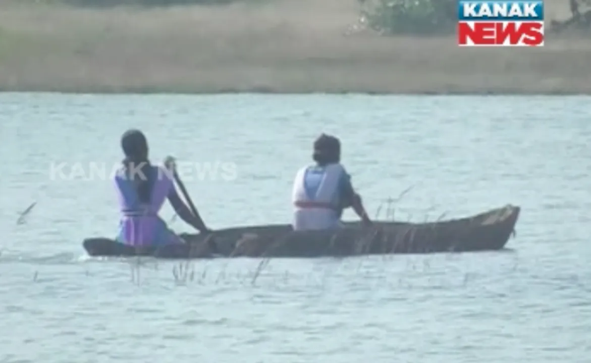  ହୁଲି ଡଙ୍ଗାରେ ସ୍କୁଲ ଯାତ୍ରା : ଛାତ୍ରୀ ସାଜିଛନ୍ତି ନାଉରୀ