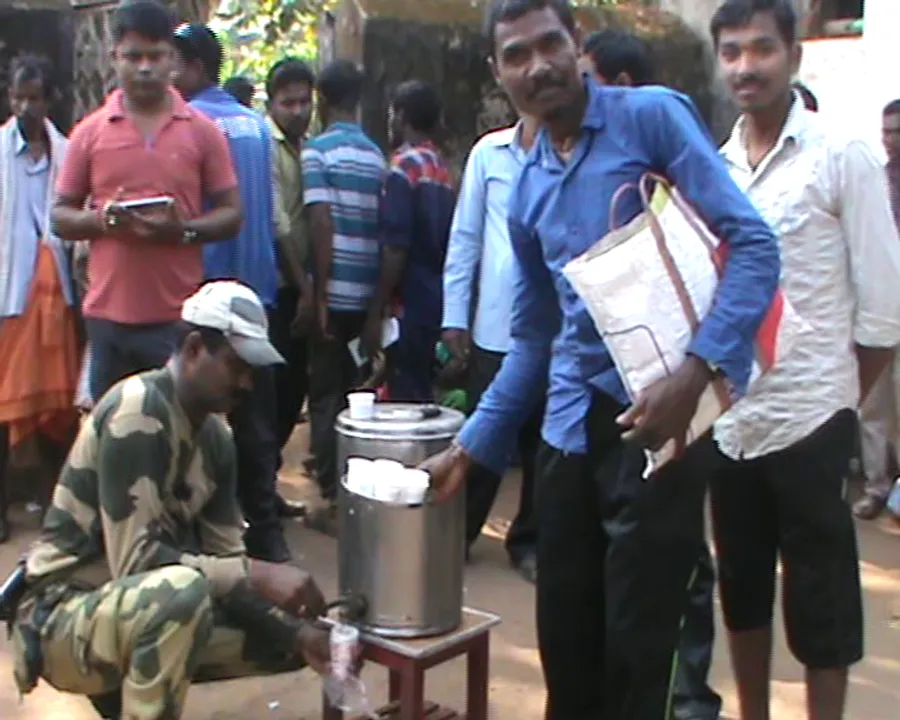  ମାଲକାନଗିରି ବିଚ୍ଛିନ୍ନାଚଂଳରେ ବ୍ୟାଙ୍କ ଆଗରେ ପ୍ରବଳ ଭିଡ : ବିଏସଏଫ ଯବାନ ଲାଇନରେ ଥିବା ଗ୍ରାହକଙ୍କୁ ବାଂଟିଲେ ଚା ପାଣି