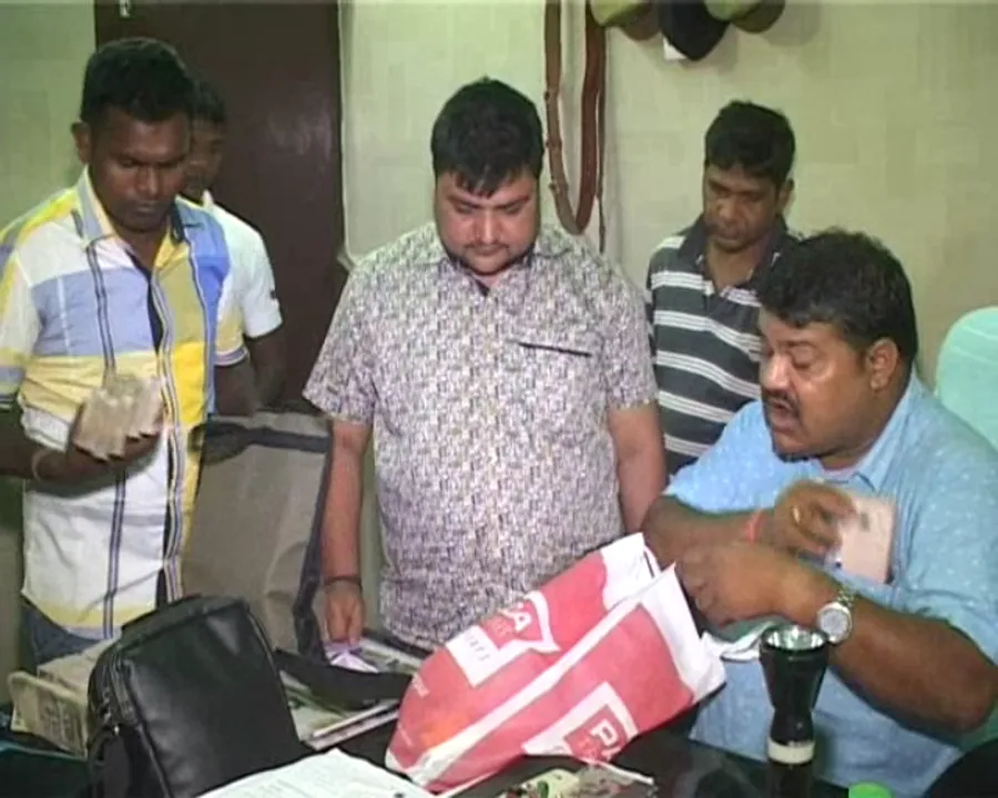  କଟକ ଟଙ୍କା କେନ୍ଦ୍ରାପଡାରେ :୨୫ ଲକ୍ଷରୁ ଅଧିକ ପୁରୁଣା ହଜାର ଟଙ୍କିଆ ନୋଟ ଜବତ କଲା ପୁଲିସ