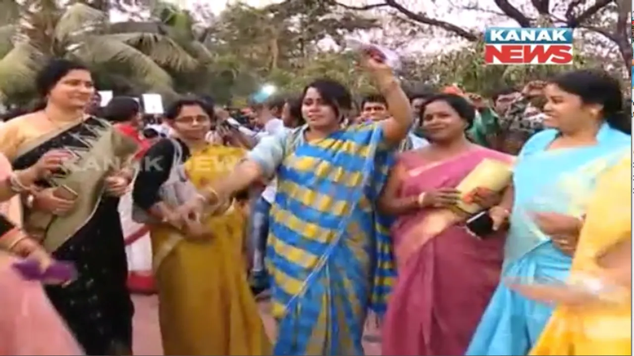  ବିଜେପିର ବିଜୟ ଉତ୍ସବ ! ରାଜଧାନୀର ଦଳୀୟ କାର୍ୟ୍ୟାଳୟରେ ଧୁମଧାମରେ ଉତ୍ସବ ପାଳିଛନ୍ତି ଦଳୀୟ ନେତା ଓ କର୍ମୀ