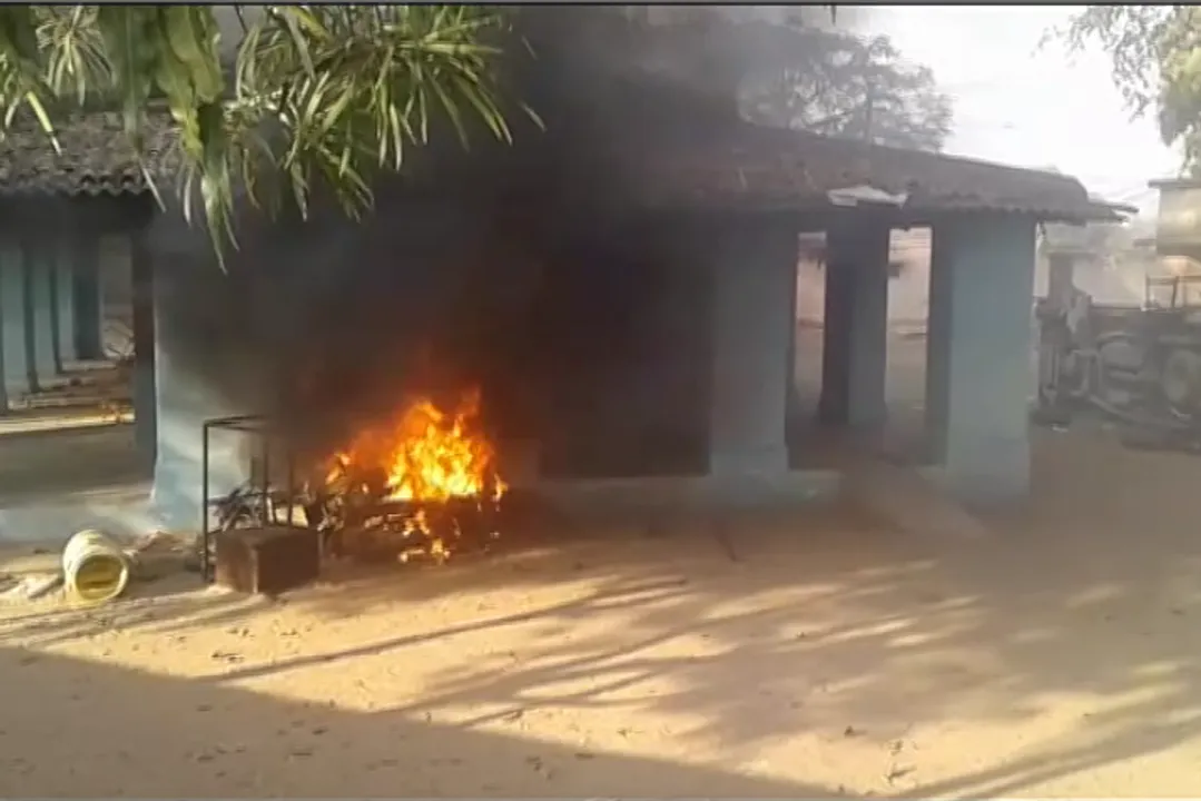  ବରଗଡ : ମେଲଛାମୁଣ୍ଡା ଥାନାରେ ନିଆଁ ଲଗାଇଲେ ଉତ୍ୟକ୍ତ ଗ୍ରାମବାସୀ