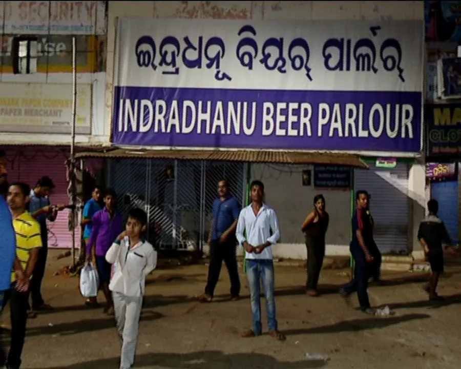  ଦାଦାବଟିକୁ କେନ୍ଦ୍ର କରି ମଦ ଦୋକାନ ଉପରକୁ ବୋମାମାଡ ! ୨ ଜଣକୁ ଗିରଫ କଲା ପୋଲିସ