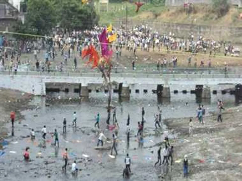  ଅଜବ ପଥର ମରାମରି ମେଳା ! ପ୍ରେମୀ ଯୁଗଳଙ୍କ ସ୍ମୃତି ପାଇଁ ଲୋକେ ପରସ୍ପରକୁ ମାରିଥାନ୍ତି ପଥର