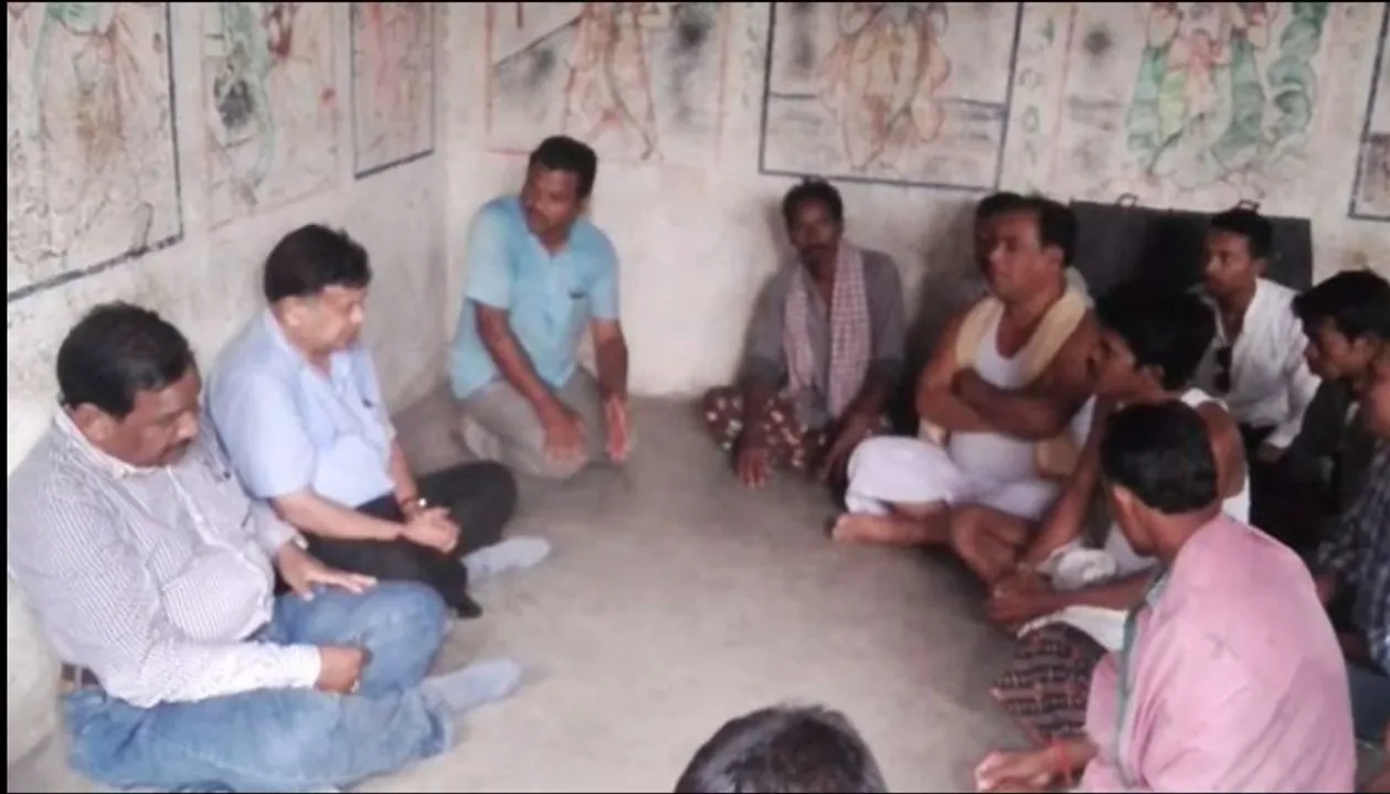  ଲୋକେ ଦେଖିଲେ ବାବୁ ଲେଖିଲେ ! ବରଗଡ଼ ଚାଷୀ ଆତ୍ମହତ୍ୟା ଘଟଣାରେ ଅଧିକାରୀଙ୍କୁ ଅଟକ ରଖିଲେ ଗ୍ରାମବାସୀ
