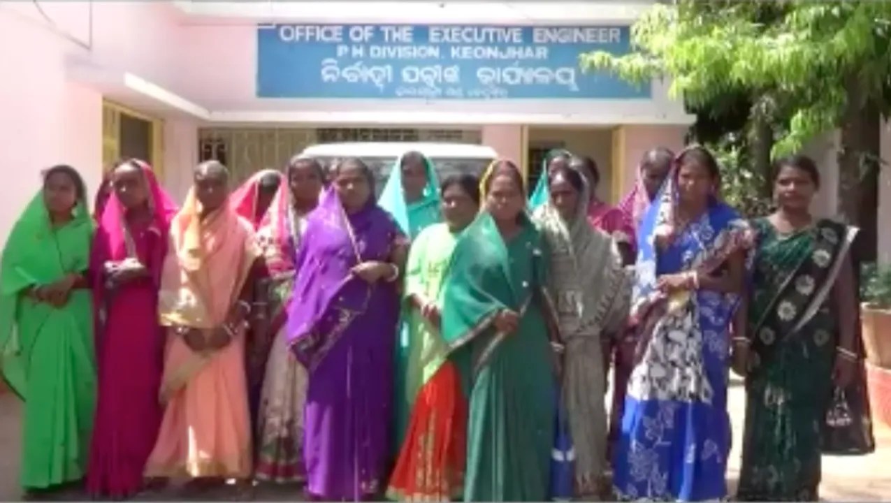  କେନ୍ଦୁଝର : ପାଣିପାଇଁ ନିର୍ବାହୀଯନ୍ତ୍ରୀଙ୍କୁ ଘେରିଲେ ମହିଳା