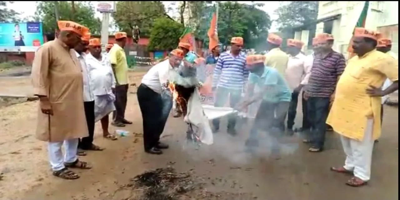  ରେଭେନ୍ସା କୁଳପତିଙ୍କ ଇସ୍ତଫା ଘଟଣା ! ବିଶ୍ୱବିଦ୍ୟାଳୟ ସମ୍ମୁଖରେ ବିଜେପି ଯୁବକ ମୋର୍ଚାର ବିକ୍ଷୋଭ ଓ ଧାରଣା