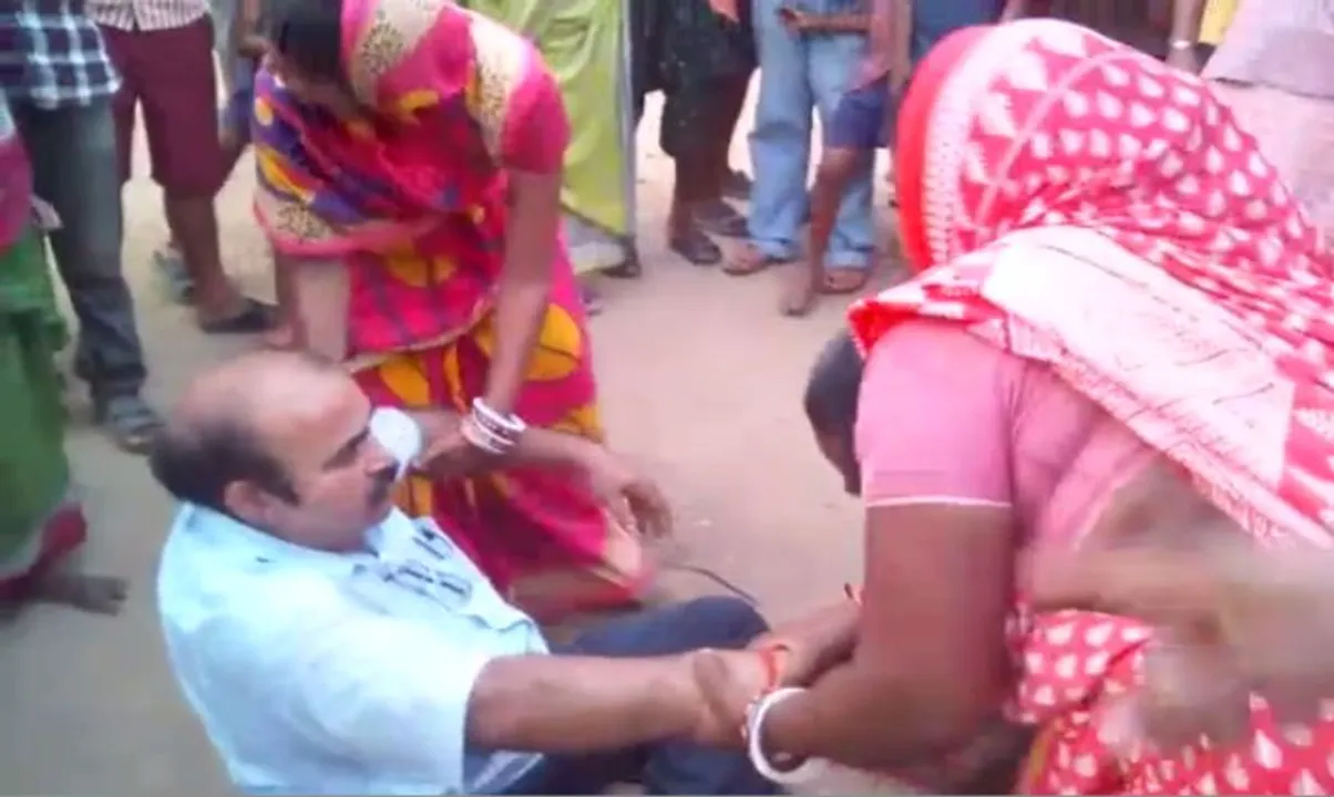  ଛାତ୍ରୀଙ୍କୁ ଅଶ୍ଲୀଳ ଚିତ୍ର ଦେଖାଇ ହଟହଟା ପ୍ରଧାନ ଶିକ୍ଷକ : ରାସ୍ତା ଉପରେ ନିସ୍ତୁକ ଛେଚିଲେ ଅଭିଭାବକ