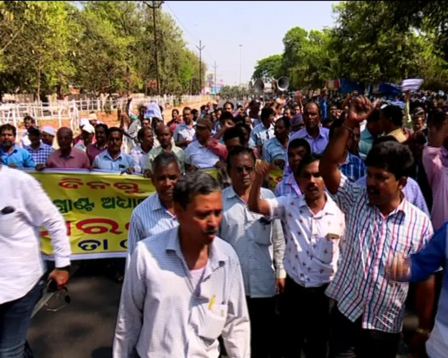  ମୁଣ୍ଡ ଉପରେ ଯୁକ୍ତ ଦୁଇ ପରୀକ୍ଷା ! ଦାବି ପୂରଣ ନେଇ ଆନ୍ଦୋଳନରେ ମାତିଲେ ଅଧ୍ୟାପକ ଓ କର୍ମଚାରୀ ସଂଘ