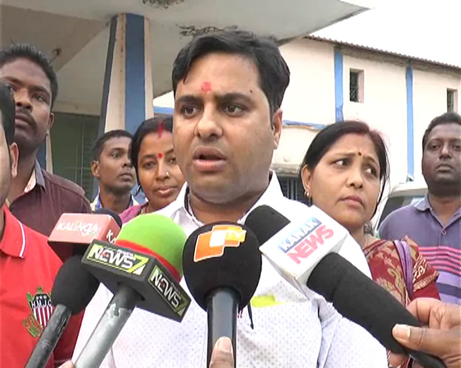  ରେଭେନ୍ସା କୁଳପତିଙ୍କ ଇସ୍ତଫା ମାମଲା ! ଆଜି ସାରା ରାଜ୍ୟର ବିଶ୍ୱବିଦ୍ୟାଳୟରେ ଧାରଣା ଦେବ ବିଜେପି