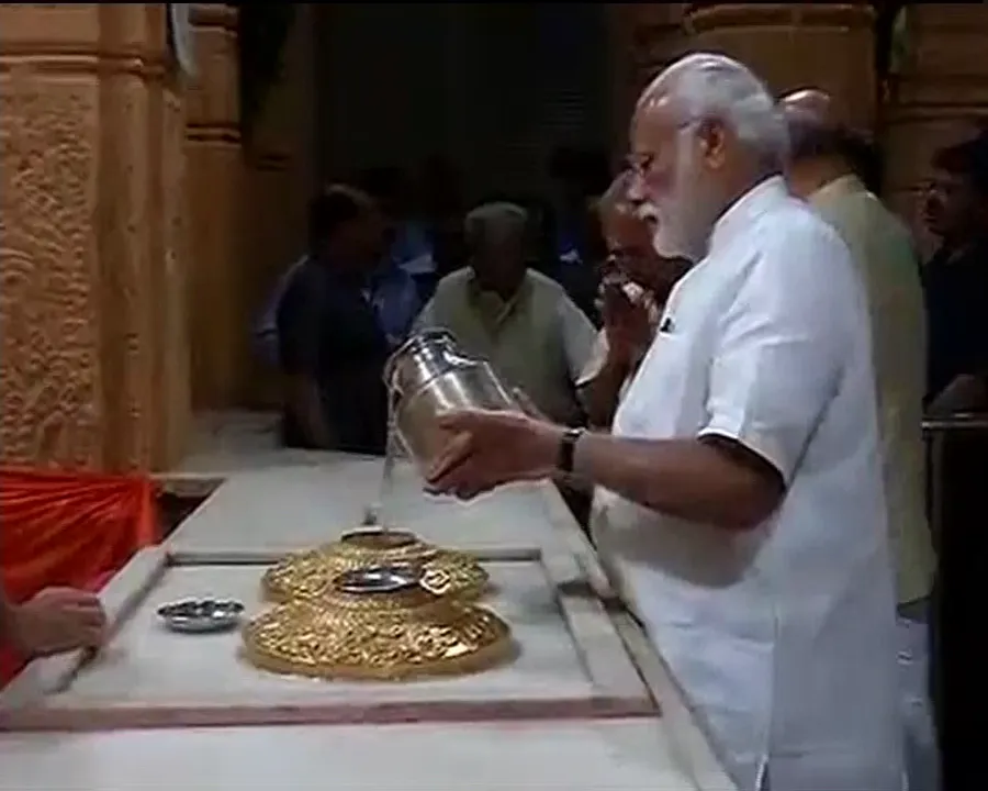  ପ୍ରଧାନମନ୍ତ୍ରୀଙ୍କ ଶିବ ଆରାଧନା ! ସୋମନାଥ ମନ୍ଦିର ଜ୍ୟୋର୍ତିଲିଙ୍ଗରେ ଜଳ ଲାଗି କଲେ ମୋଦି