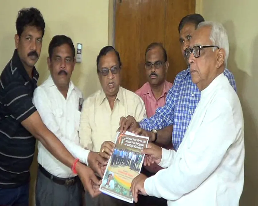  ବରଗଡ ଚାଷୀ ଆତ୍ମହତ୍ୟା ଘଟଣା ! କେନ୍ଦପାଲିରେ ତଥ୍ୟ ସଂଗ୍ରହ କଲେ ବିରୋଧୀ ଦଳ ନେତାଙ୍କ ଫ୍ୟାକ୍ଟ ଫାଇଣ୍ଡିଂ ଟିମ୍