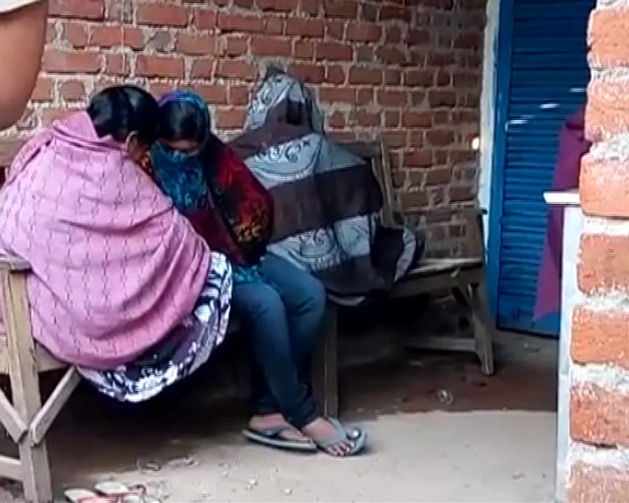  ରାଜ୍ୟ ବାହାରକୁ ଗଂଜେଇ ଚୋରା ଚାଲାଣ ଘଟଣା : ୪ ଜଣ ଯୁବତୀଙ୍କୁ ଧରିଛି ବଲାଙ୍ଗିର ପୋଲିସ