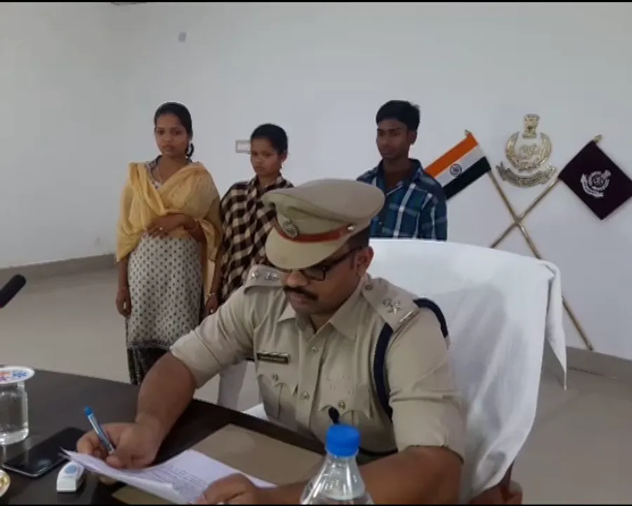  ଭୁଷୁଡୁଛି ଲାଲଗଡ ! ମାଲକାନଗିରି ଏସପିଙ୍କ ନିକଟରେ ୩ ମାଓବାଦୀଙ୍କ ଆତ୍ମସମର୍ପଣ
