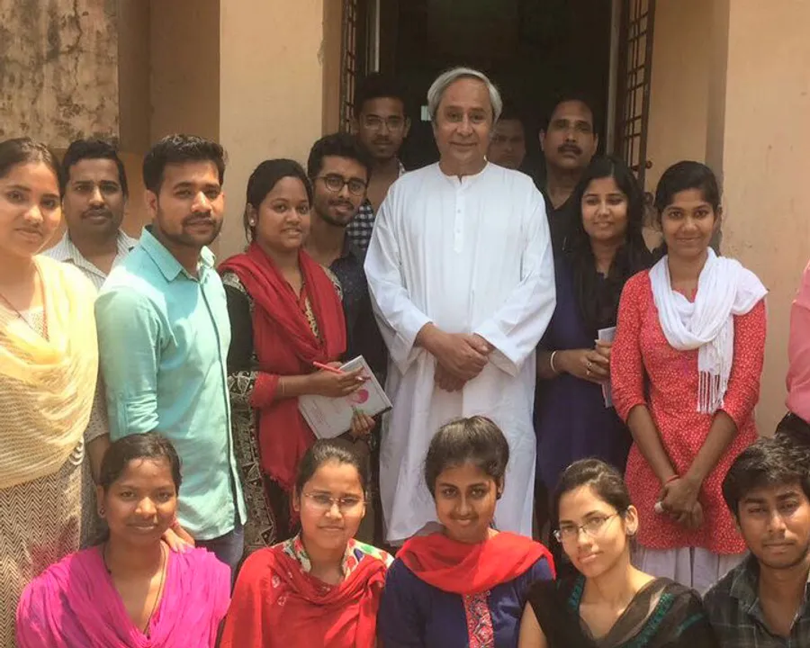  ସୋସିଆଲ୍ ହେଲେ ନବୀନ୍ ! ପୂର୍ବ ନିର୍ଦ୍ଧାରିତ କାର୍ଯ୍ୟକ୍ରମ ବିନା ଓୟୁଏଟି ଛାତ୍ର ଛାତ୍ରୀଙ୍କୁ ଭେଟିଲେ