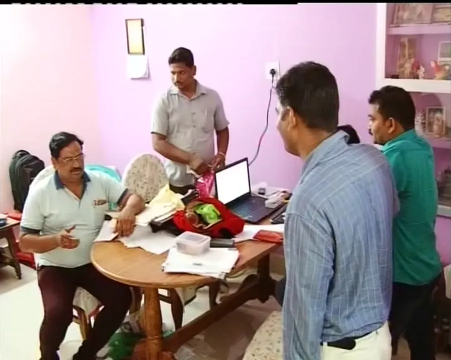  ପୁରୀ : ଆୟ ବହିର୍ଭୂତ ସମ୍ପତି ଠୁଳ ଅଭିଯୋଗରେ ପିଏଚଡି ଡିଭିଜନ-୨ର କିରାଣୀଙ୍କ ଘରେ ଭିଜିଲାନର ଚଢାଉ
