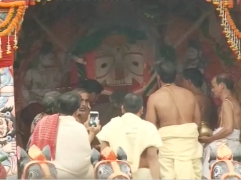  ବଡଦାଣ୍ଡରେ ଗଡିଲା ରଥ ! ବଳଗଣ୍ଡି ଛକରୁ ଗୁଣ୍ଡିଚା ବାଡି ଅଭିମୁଖେ ଟଣାହେଲା ତାଳଧ୍ୱଜ ରଥ