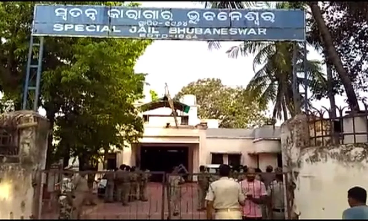 ଜେଲରେ ରେଡ୍ :  ଚୌଦ୍ୱାର ,ଝାରପଡା ସମେତ ବିଭିନ୍ନ ଜେଲରେ ପୋଲିସର ଚଢାଉ,ବହୁ ଆପତ୍ତିଜନକ ସାମଗ୍ରୀ ଜବତ