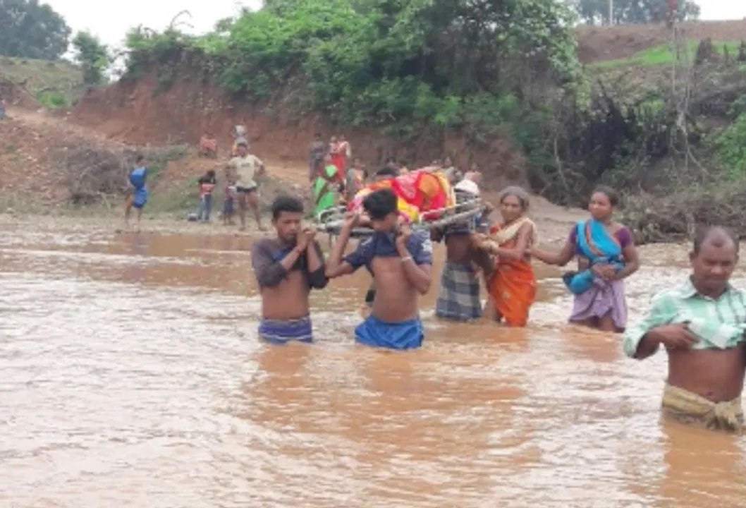  ରାୟଗଡାରେ ପୁଣି ପଦାରେ ପଡିଲା ସ୍ୱାସ୍ଥ୍ୟସେବା ବିକଳ ଚିତ୍ର ! ଆମ୍ବୁଲାନ୍ସ ନ ମିଳିବାରୁ ଜୀବନକୁ ପାଣି ଛଡାଇ ଗର୍ଭବତୀଙ୍କୁ ବୋହି ନଦୀ ପାରହେଲେ ସମ୍ପର୍କୀୟ