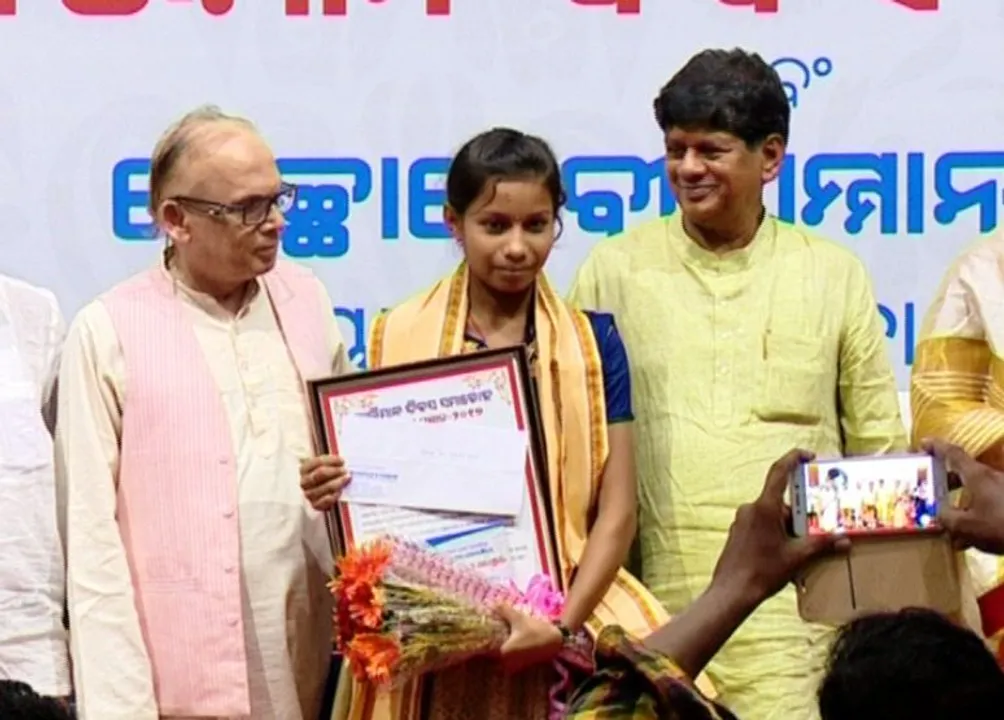  ସ୍ୱାଭିମାନ ଦିବସରେ ସାହସୀଙ୍କୁ ସମ୍ମାନ : ବାପାଙ୍କ ସହ ଚାଷ କରି ଚର୍ଚ୍ଚାକୁ ଆସିଥିବା ଗଂଜାମ ଝିଅ ଶିବାନୀ ଜାନି ସମ୍ମାନିତ