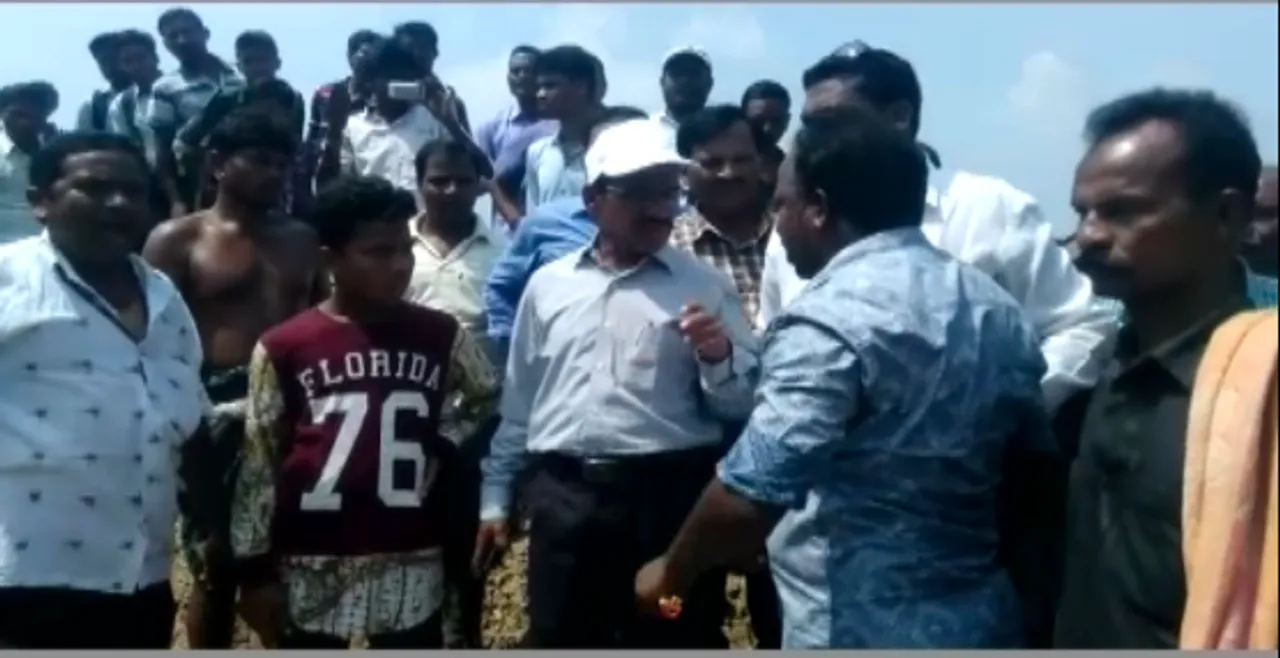  ଜୀରା ନଦୀ ପୋଲ ଭୁଶୁଡିବା ଘଟଣାରେ ଜେଇ ଓ ଏସଡିଓ ଗିରଫ ! ତଦନ୍ତ ପାଇଁ ଯାଇଥିବା ଗ୍ରାମ୍ୟ ଉନ୍ନୟନ୍ନ ବିଭାଗ ମୁଖ୍ୟ ଯନ୍ତ୍ରୀଙ୍କୁ ଘେରିଲେ ଲୋକେ