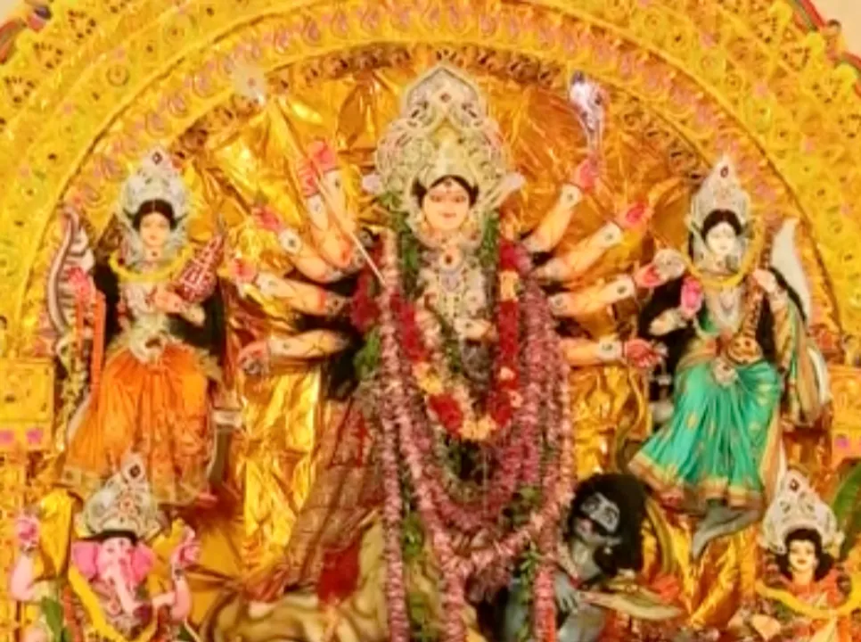  ଆଜି ମଣ୍ଡପରେ ମହାନବମୀ ଓ ଶକ୍ତି ପୀଠେ ଦଶମୀ ପୂଜା ! ମାଆଙ୍କ ଆରାଧନା ପାଇଁ ଜମୁଛି ଭକ୍ତଙ୍କ ଭିଡ଼