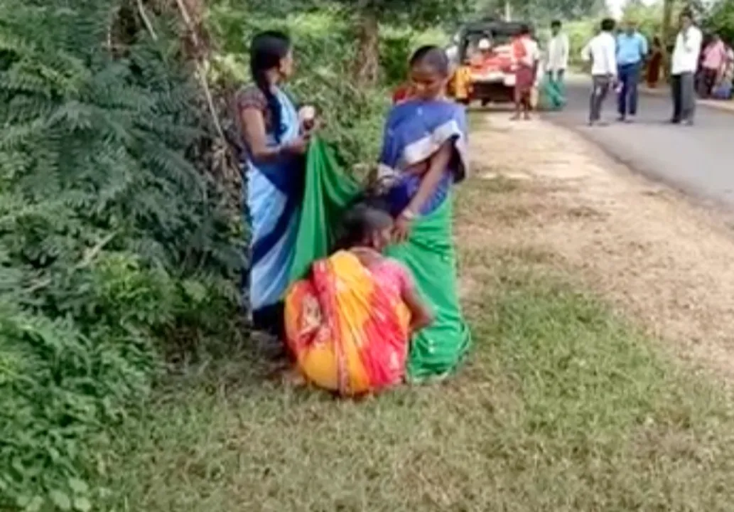  ରାଜ୍ୟରେ ଥମିବାର ନାଁ ନେଉନାହିଁ ଜନନୀ ଯନ୍ତ୍ରଣା । କଲ୍ୟାଣସିଂପୁରରେ ରାସ୍ତାକଡରେ ଲୁଗା ଘେରାଇ ପ୍ରସବ କରାଇଲେ ମହିଳା