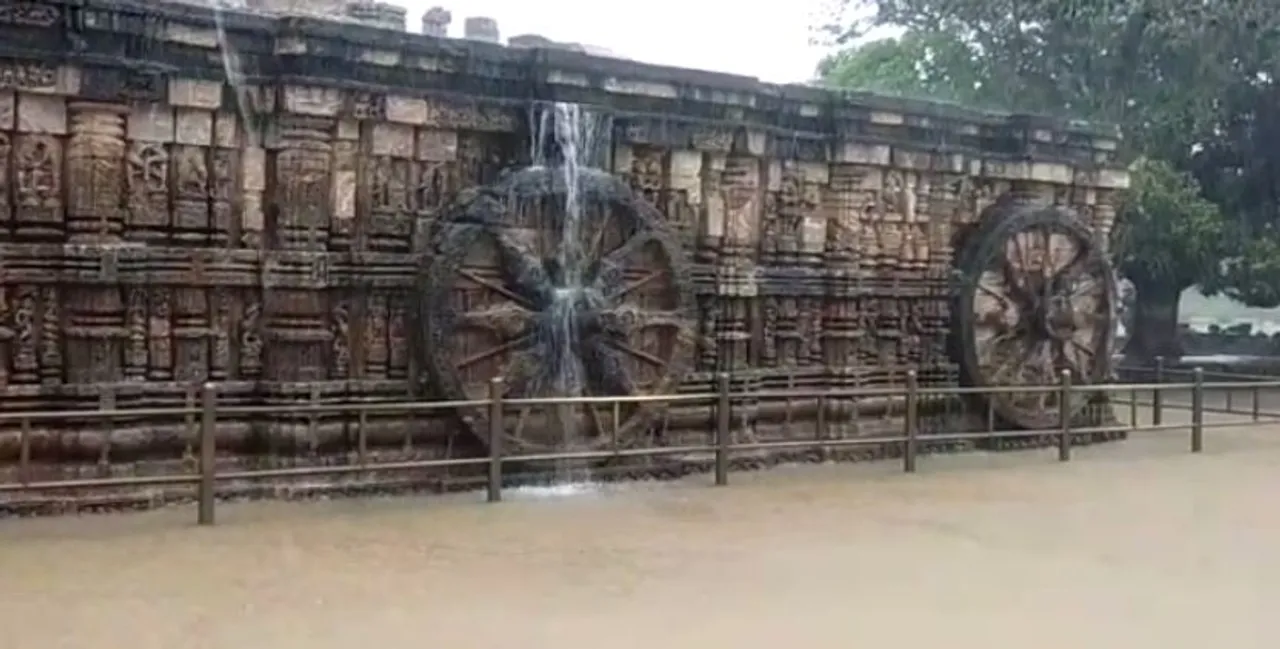  ପ୍ରବଳ ବର୍ଷାରେ ବେହାଲ ଅର୍କକ୍ଷେତ୍ର ! ଆଣ୍ଠୁଏ ପାଣିରେ ବୁଡିଲା କୋଣାର୍କ ମନ୍ଦିର, ବର୍ଷା ଜଳ ନିଷ୍କାସନ ପାଇଁ ଲାଗିଲା ଦେଢଘଂଟା