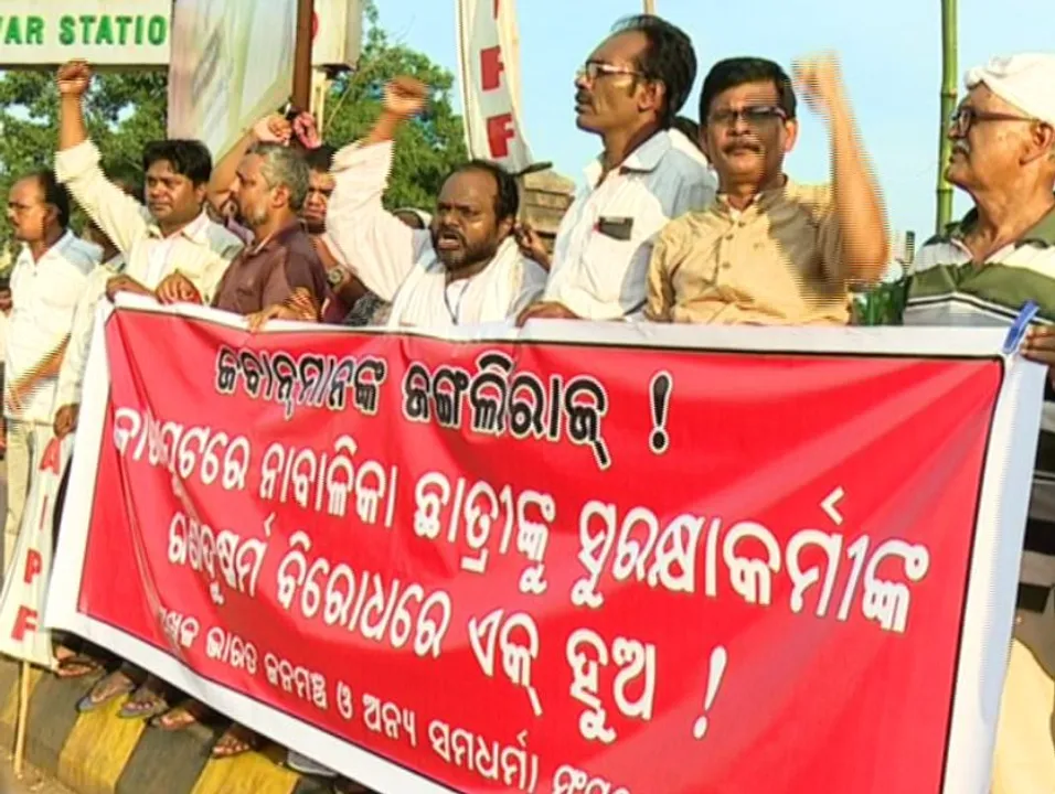  କୋରାପୁଟ ନାବାଳିକା ଦୁଷ୍କର୍ମ ଘଟଣା ! ପ୍ରଶାସନର ବୁଝାସୁଝା ପରେ ହଟିଲା ୩୩ ଘଂଟାର ରାସ୍ତାରୋକ, ଯାତାୟତ ସ୍ୱାଭାବିକ