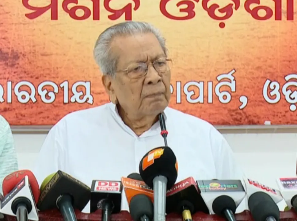  ନବୀନଙ୍କୁ ଟ।ର୍ଗେଟ କଲେ ବିଶ୍ୱଭୂଷଣ : ଇଂରାଜୀ ଭାଷାରେ ଓଡିଶାକୁ ଶାସନ କରିହେବ ନାହିଁ