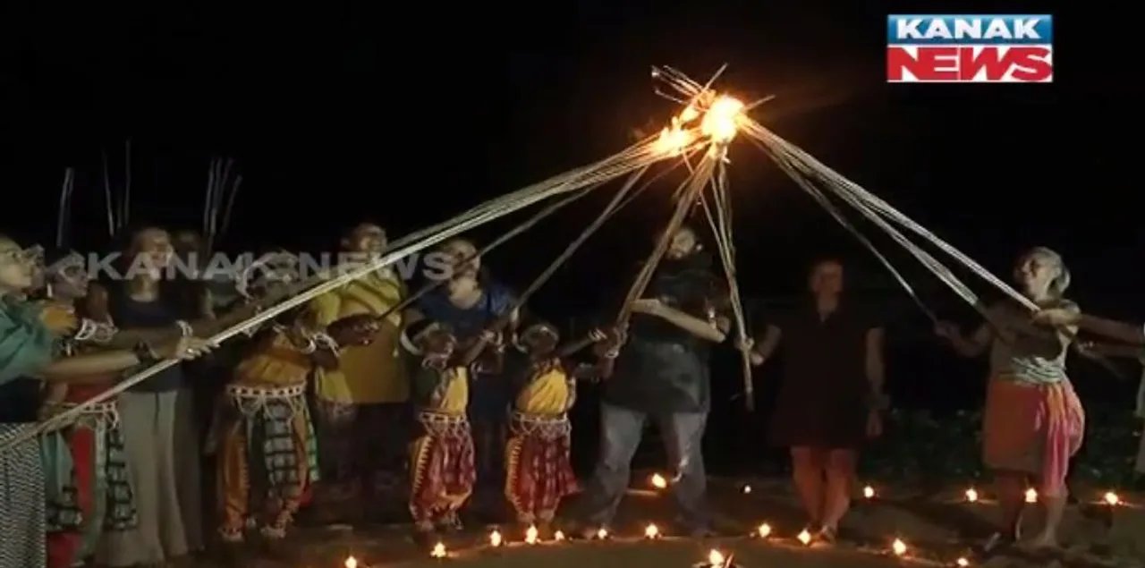  ଦେଶୀ ପରମ୍ପରାରେ ବିଦେଶୀ ମସଗୁଲ୍ : କୋଣାର୍କରେ ଦୀପାବଳି ପାଳିଲେ ବିଦେଶୀ ପର୍ଯ୍ୟଟକ