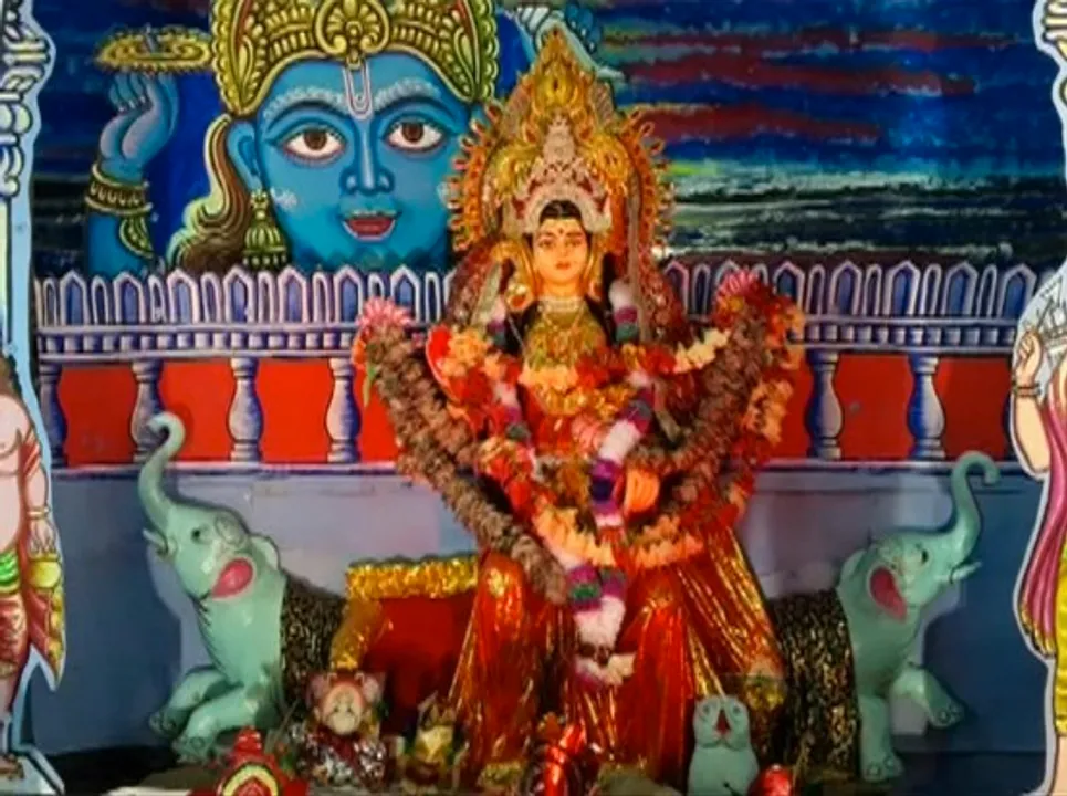  ସାରା ରାଜ୍ୟରେ ଧୁମଧାମରେ ପାଳିତ ହେଉଛି ଗଜଲକ୍ଷ୍ମୀ ପୂଜା ! ମା’ଙ୍କୁ ଆର୍ଶୀବାଦ ପାଇବାକୁ ଢେଙ୍କାନାଳ ଓ କେନ୍ଦ୍ରାପଡାରେ ଶ୍ରଦ୍ଧାଳୁଙ୍କ ଭିଡ