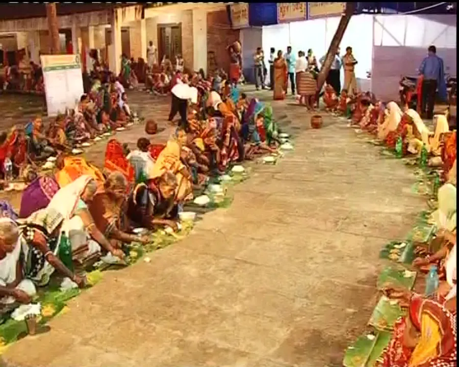  ପୁରୀରେ ହବିଷ ବାଂଟିଲେ ସରକାର ! ହଜାର ହଜାର ହବିଷିଆଳି ଖାଇଲେ ମାଗଣା ଅବଢା