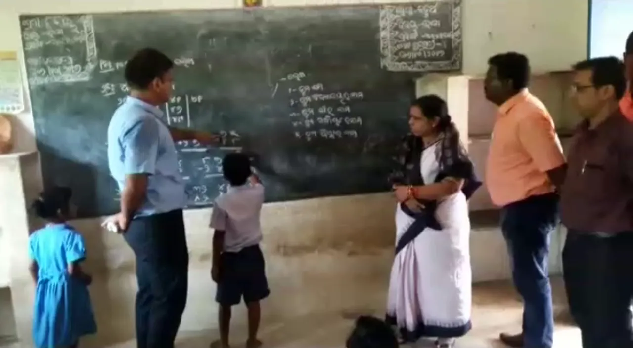  ମାଷ୍ଟର୍ ସାଜିଲେ ଜିଲ୍ଲାପାଳ ! ଶିକ୍ଷା ବ୍ୟବସ୍ଥାକୁ ସଜାଡିବା ପାଇଁ ପିଲାମାନଙ୍କୁ ସ୍କୁଲରେ ପଢାଇଲେ ପାଠ