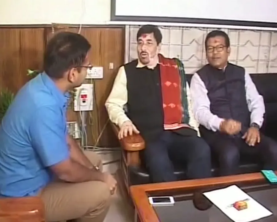  ସମ୍ବଲପୁରରେ ଅହମିଆ ସାହିତ୍ୟିକଙ୍କ ବାସଭବନ ପରିଦର୍ଶନ କଲେ ଆସାମ ସଂସ୍କୃତି ମନ୍ତ୍ରୀ ! ଘରକୁ କରାଯିବ ସାଂସ୍କୃତିକ ପରିସର
