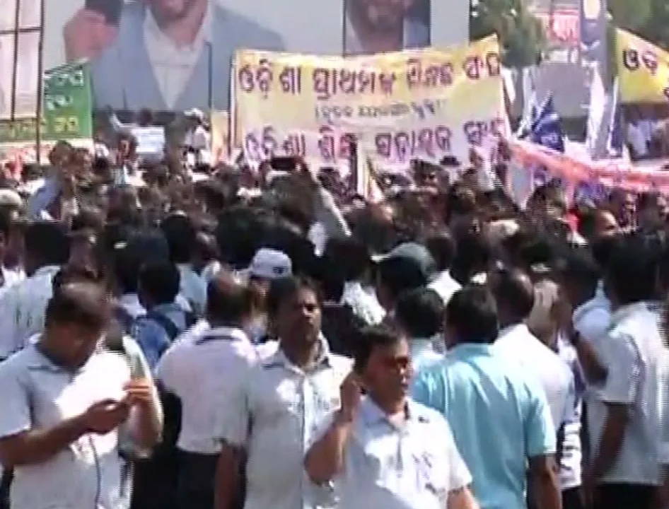  ଆଜିଠୁ କେନ୍ଦ୍ର ବିରୋଧରେ ଗର୍ଜିବେ ଗୁରୁ । ୨୦ସୁଦ୍ଧା ଦାବି ପୁରଣ ନହେଲେ ପରୀକ୍ଷା ଖାତା ଦେଖା ବର୍ଜନ କରିବାକୁ ମିଳିତ ସଂଘର ଧମକ