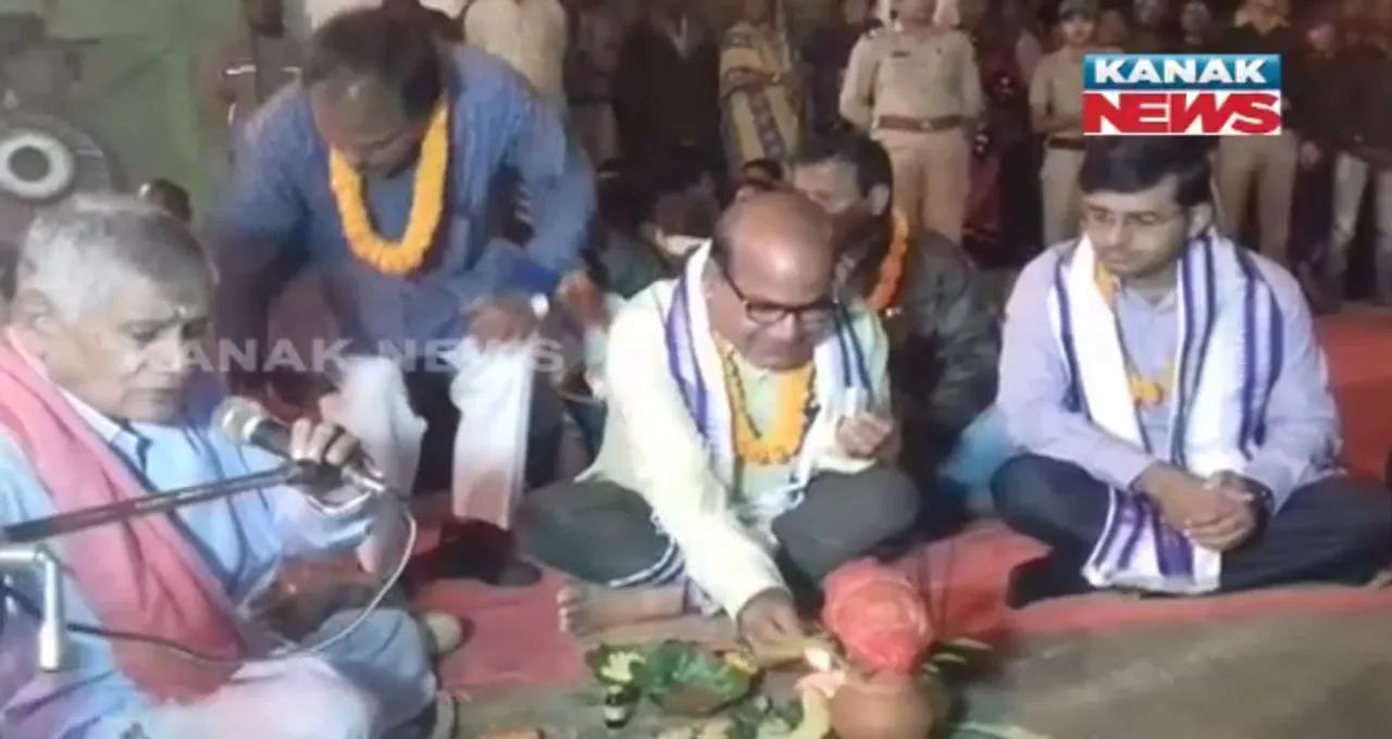  ବିଶ୍ୱ ପ୍ରସିଦ୍ଧ ବରଗଡ଼ ଧନୁଯାତ୍ରାର ଆଦ୍ୟପର୍ବ : ପାରମ୍ପରିକ ପୂଜାର୍ଚ୍ଚନା ପରେ ସ୍ଥାପିତ ହେଲା ଶୁଭସ୍ତମ୍ଭ