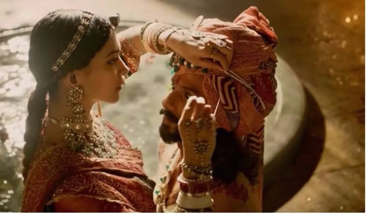  ରିଲିଜ ହେଲା ବଲିଉଡ ମୁଭି ‘ପଦ୍ମାବତୀ’ର ଆଉ ଏକ ସଙ୍ଗ ! ‘ଏକ ଦିଲ ଏକ ଜାନ’ ଟାଇଟଲ ଗୀତରେ ସାହିଦ-ଦୀପିକାଙ୍କ ଅନସ୍କ୍ରିନ କେମେଷ୍ଟ୍ରି