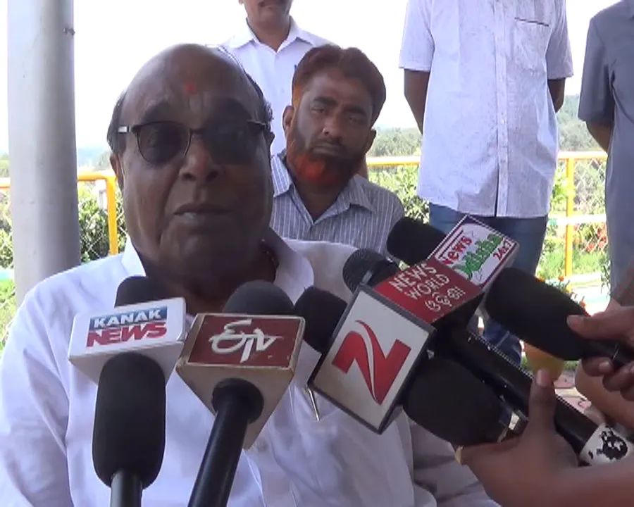  ଫସଲରେ ନିଆଁ ନଲଗାଇବାକୁ ଚାଷୀଙ୍କୁ କୃଷି ମନ୍ତ୍ରୀଙ୍କ ଅନୁରୋଧ ! କହିଲେ, ଲକ୍ଷ୍ମୀଙ୍କ ଦେହରେ ନିଆଁ ଲଗାଇଲେ ହୋଇଯିବ ଲକ୍ଷ୍ମୀଛଡା