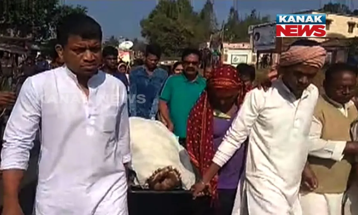  କୁନ୍ଦୁଲି ପୀଡିତାଙ୍କ ଆତ୍ମହତ୍ୟା ପରେ ସାରା ରାଜ୍ୟରେ ହଇଚଇ : ମୃତଦେହକୁ ହସ୍ପିଟାଲରୁ ଆଣି ଶବ ଶୋଭାଯାତ୍ରା କଲା କଂଗ୍ରେସ
