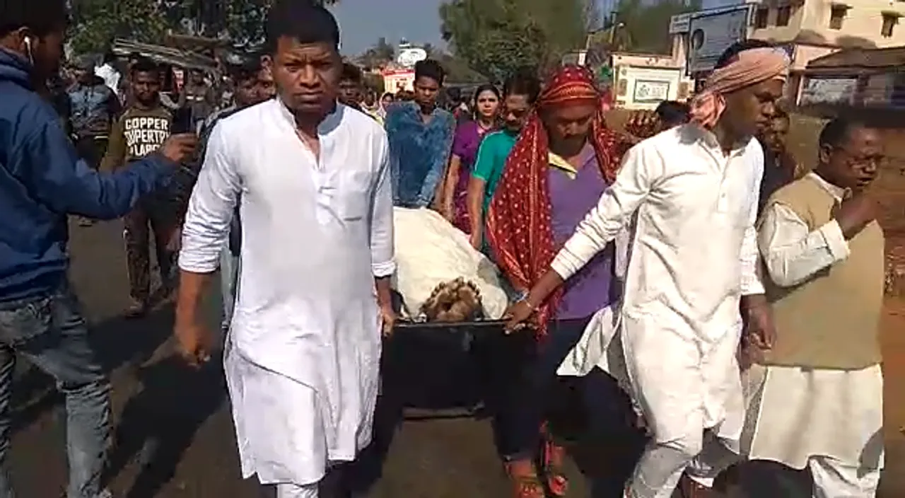  କୁନ୍ଦୁଲି ପୀଡିତାଙ୍କ ଆତ୍ମହତ୍ୟା ପରେ ତେଜିଲା ରାଜନୀତି ! ବ୍ୟବଚ୍ଛେଦ ପାଇଁ ମୃତଦେହ ଛାଡୁନାହାନ୍ତିି ପରିବାର, ମେଡିକାଲରେ ଉତ୍ତେଜନା