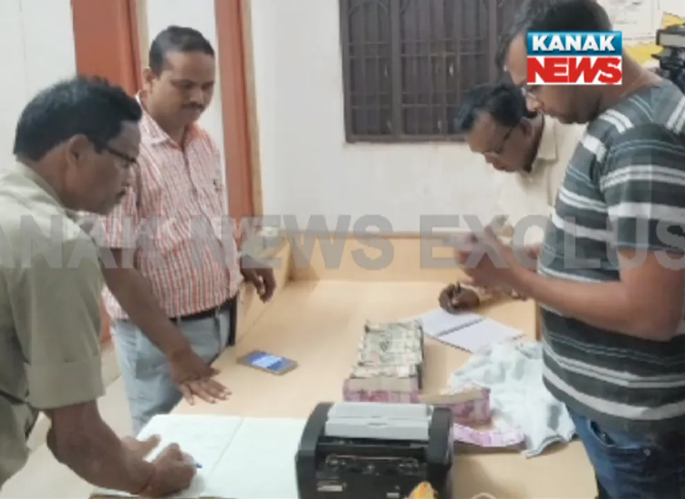  ବିଜେପୁରରେ ଅନ୍ଧାରି ବିଜେ : ମହୁଲପାଲି ଛକରୁ ୪୦ ଲକ୍ଷ ଟଙ୍କା ଜବତ କଲା ପୁଲିସ, ନିର୍ବାଚନରେ ଟଙ୍କା ବାଂଟିବା ନେଇ ସନ୍ଦେହ