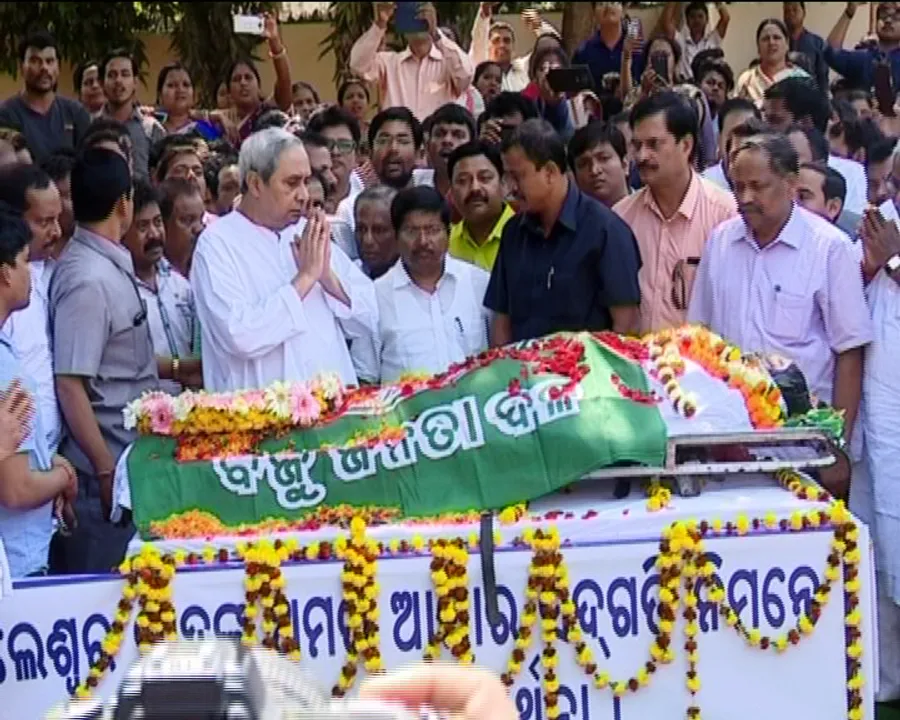  ରାଜନୈତିକ ଛକାପଞ୍ଝାରେ ଗଲା ଡ୍ରାଇଭର ଦିଲେଶ୍ୱରଙ୍କ ଜୀବନ ! ନବୀନ କହିଲେ କ୍ଷମା ପାଇବେନି ହତ୍ୟାକାରୀ, ପିଲାଙ୍କ ପାଠପଢା ଖର୍ଚ୍ଚ ବହନ କରିବ ବିଜେଡି