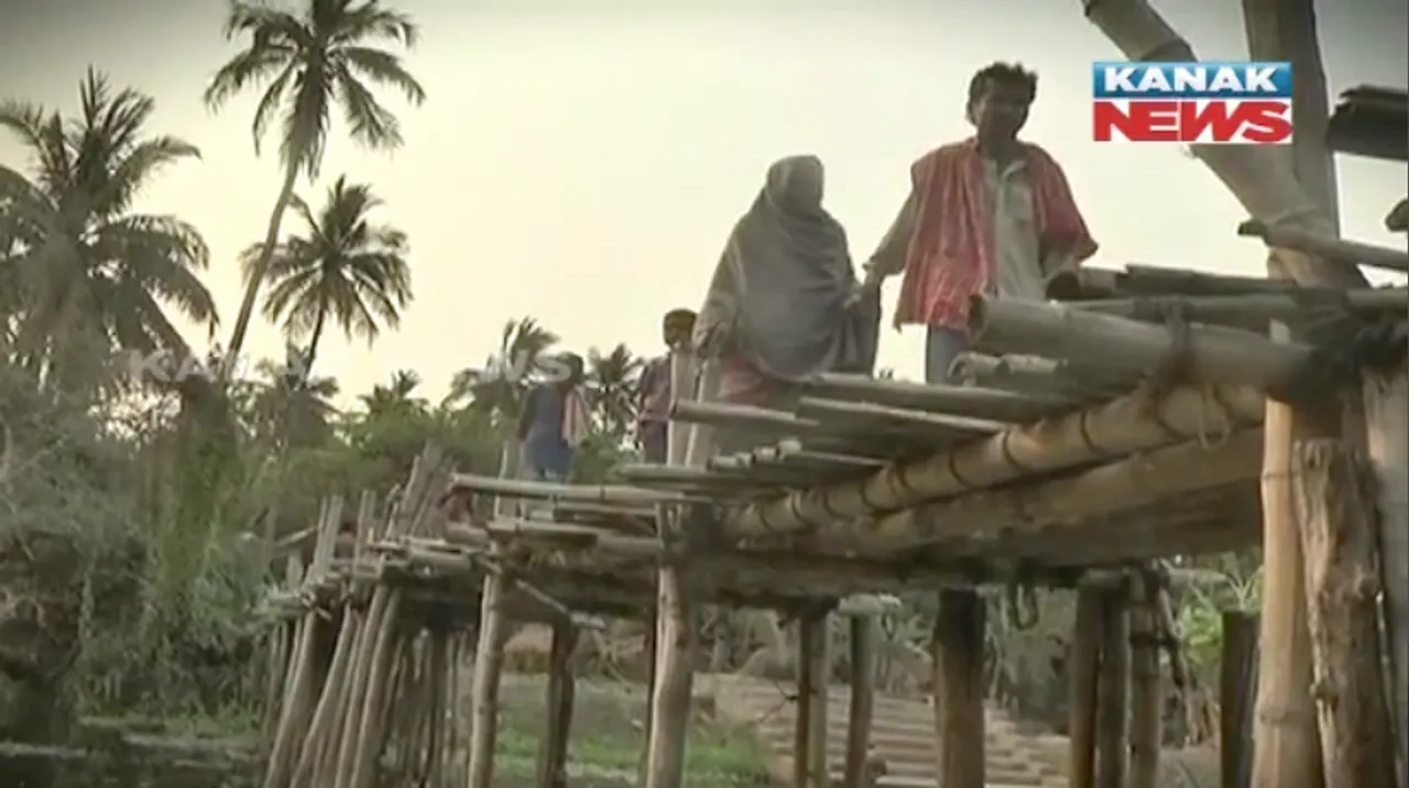  ଗାଁକୁ ଯିବାକୁ ରାସ୍ତା ନାହିଁ, ନଦୀ ପାର ପାଇଁ ପୋଲ ନାହିଁ : ପୁରୀର ମଧୁବନ ସାହିକୁ ଯିବା ପାଇଁ ବାଉଁଶ ଭାରା ପାଲଟିଛି ଏକମାତ୍ର ସାହାରା