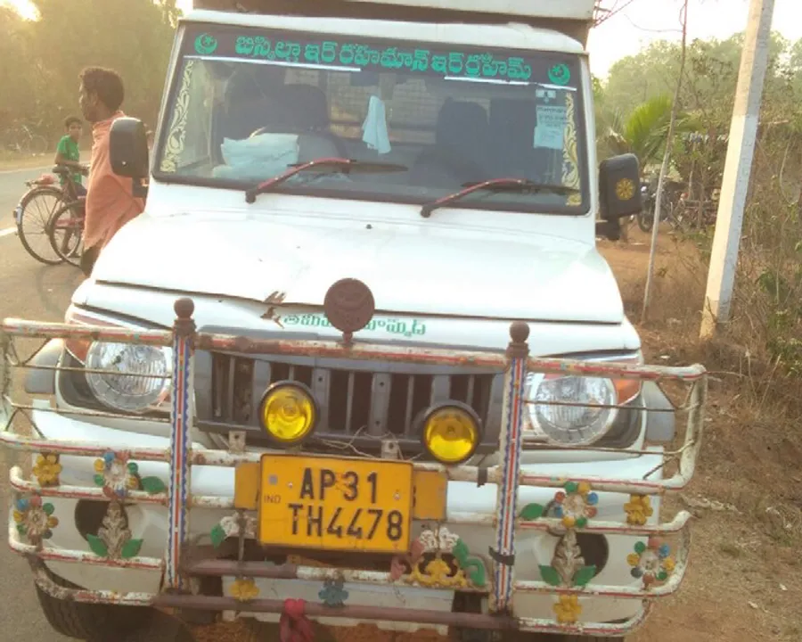  ଖୋର୍ଦ୍ଧା ଗୋଡିଆପାଲ୍ଲୀ ଛକରେ ବ୍ୟବସାୟୀଙ୍କୁ ବୋମାମାଡ ! ପିକଅପ୍ ଭ୍ୟାନରେ ଯାଉଥିବା ୪ ବ୍ୟବସାୟୀଙ୍କୁ ଦୁବୃର୍ତ୍ତଙ୍କ ଟାର୍ଗେଟ