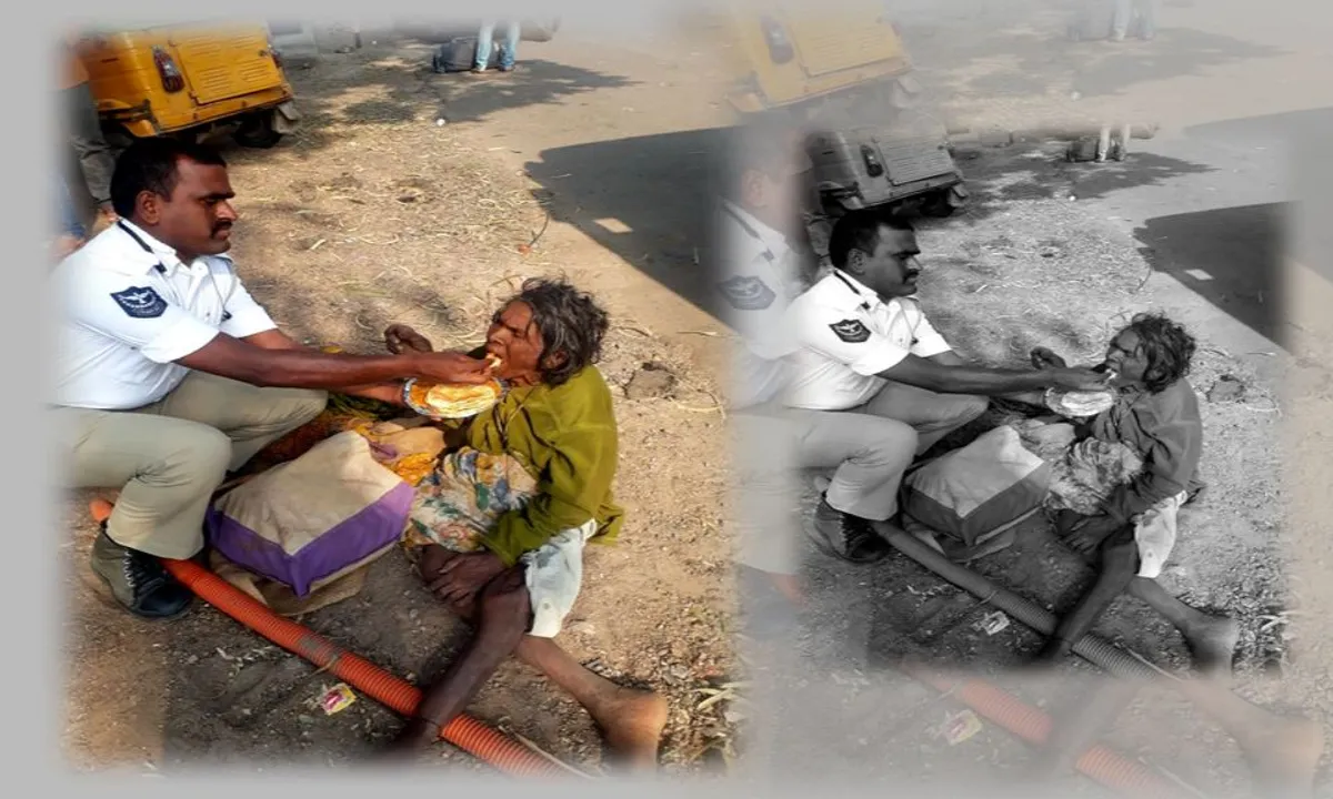  ୯ ପୁଅ ହେଲେ ପର, ଟ୍ରାଫିକ ପୋଲିସ ହେଲେ ନିଜର ! ରାସ୍ତାକଡରେ ତିନି ଦିନ ଧରି ଭୋକିଲା ଥିବା ବୃଦ୍ଧାଙ୍କୁ ନିଜ ହାତରେ ଖୁଆଇଲେ ଟ୍ରାଫିକ ପୋଲିସ